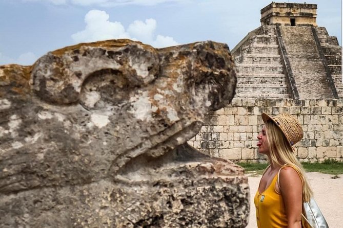 Chichen Itza - Entering Chichen Itza after the early start