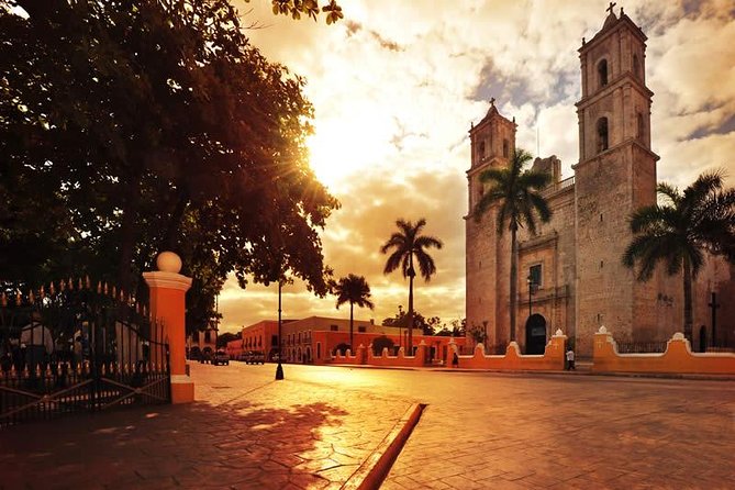 Chichen Itzá, Cenote Ik Kil, Valladolid Premium Reduced Group - Three hours among Chichen Itza’s major monuments