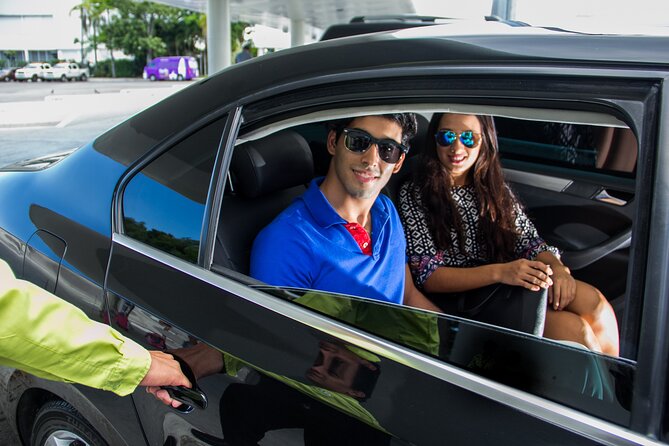 Departures in Luxury Sedan from Akumal to Cancun Airport - A private ride from Akumal to Cancun Airport