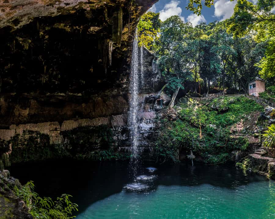 From Playa del Carmen: Tour to Chichén Itzá, Valladolid with Cenote and buffet - Entering Chichén Itzá with a bilingual guide
