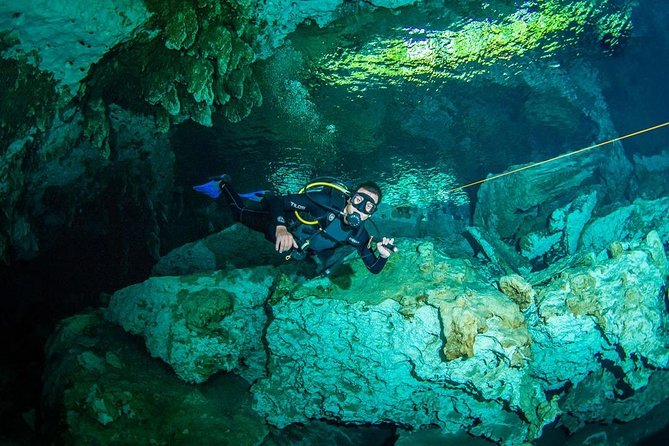 Go for 2 dives in cenote Dos ojos for certified divers - Why the four-person limit matters underwater