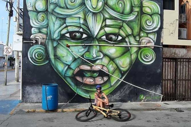 Graffitis & Munchies biketour Playa del Carmen - Starting at the Palacio Municipal
