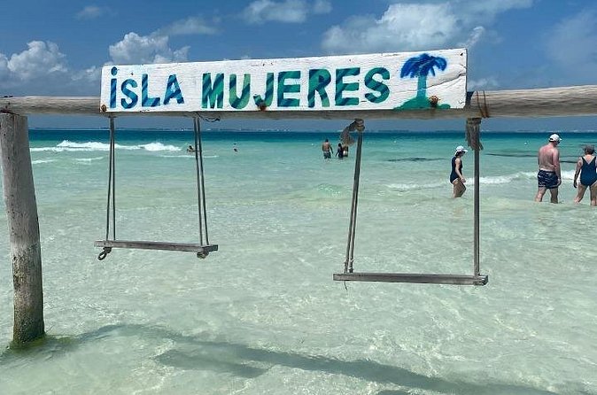Isla Mujeres on luxury catamaran with snorkel, open bar and lunch - Food on board: filling meal or light lunch?