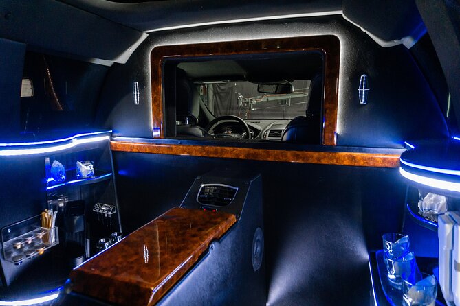 Lincoln Stretch Limo from Tulum to Cancun Airport - Finding your driver at the hotel