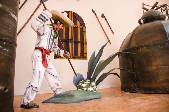 Playa del Carmen Shopping Tour Fifth Avenue and Mamitas Beach Club - Hacienda Jalisco offers a short tequila tasting