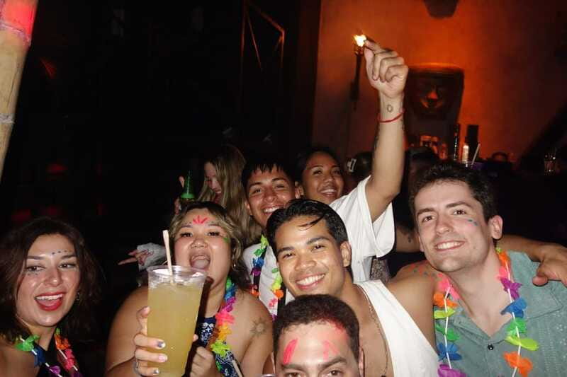 Playa del Carmen: Social Pubcrawl, meet fellow travelers - The five-minute champagne tasting