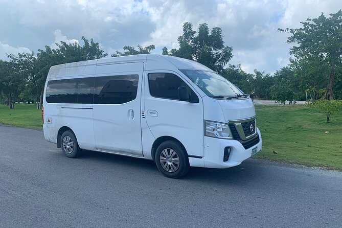 Private Transfer from Cancun Airport to Cancun and Hotel Zone - Finding your driver at Terminals 2, 3, and 4